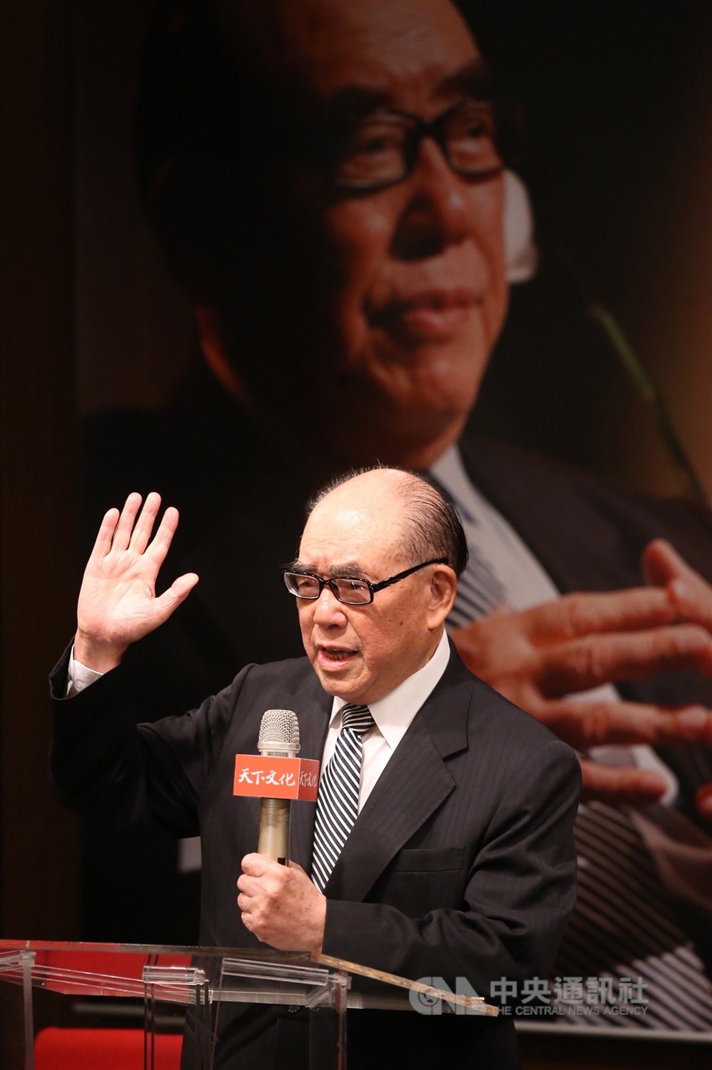 前行政院長郝柏村30日下午逝世,總統府、行政院都發表聲明,感念郝柏村一生戮力從戎從公,為國貢獻。圖為郝柏村2015年出席新書「郝柏村重返抗日戰場」發表會。(中央社檔案照片)