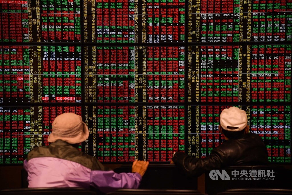 武漢肺炎疫情影響國際金融市場,台灣股匯市相對穩定,央行指出,台股具有高殖利率優勢,吸引逢低承接買盤所致。(中央社檔案照片)