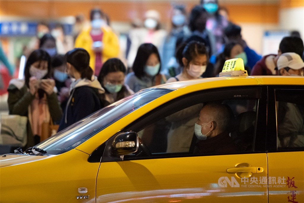 行政院官員30日表示,總統蔡英文指示行政院針對遊覽車與計程車司機研商相關紓困方案,目前方向是每名司機補貼1萬元、共3個月,但尚未最後定案,須待行政院長蘇貞昌拍板。(示意圖/中央社檔案照片)