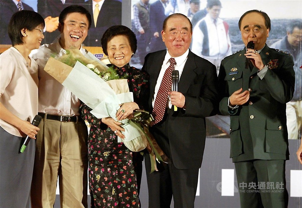 前行政院長郝柏村(右2)和相守68載的妻子郭菀華(左3)鶼鰈情深,郭菀華2018年過世,郝柏村含淚對她說「謝謝妳,我要永遠和妳在一起」。圖為2006年郝龍斌(左2)參選台北市長舉行母親節感恩晚會,全家人對郭菀華獻花。(中央社檔案照片)