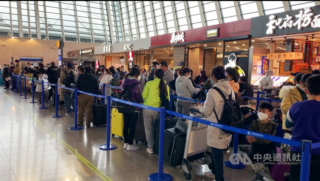 第二班湖北「類包機」30日晚間自上海起飛,接回滯留中國湖北的214名台灣人。中央社記者沈朋達上海攝 109年3月30日