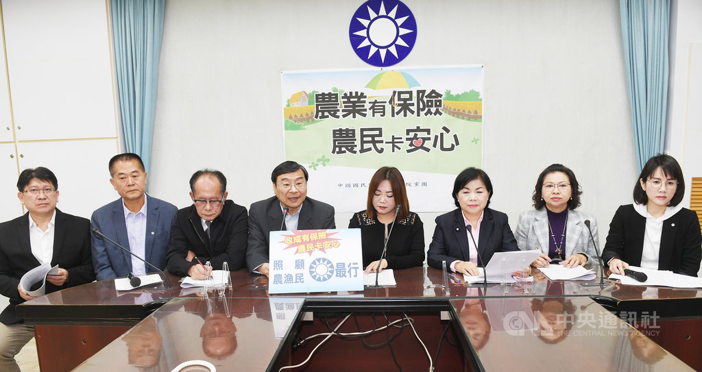 國民黨立委曾銘宗(左4)、馬文君(右4)、林文瑞(左2)、謝衣鳯(右1)等人30日針對立法院經濟委員會審議的農民保險法草案召開記者會表示,希望這部法律能真正保障農民權益,不要夾帶如控制、處罰農漁會的條文。中央社記者施宗暉攝 109年3月30日
