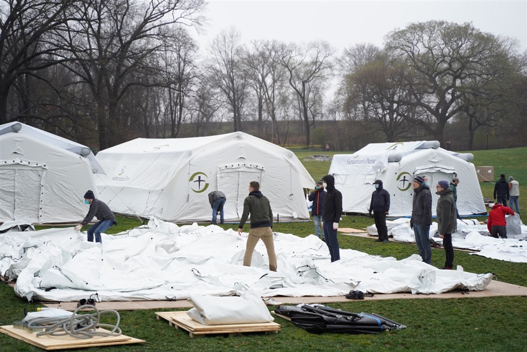 人道組織撒瑪利亞救援會在紐約中央公園內搭建野戰醫院,預計兩天內開始收容病患。(圖取自facebook.com/SamaritansPurse)
