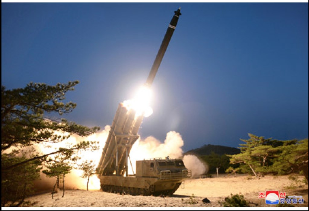 北韓媒體中央通信社與勞動新聞30日報導,朝鮮人民軍成功試射超大型火箭砲(圖);軌道型移動發射車輛搭載6個發射管,外型類似北韓2019年7、8月稱曾試射的新型大口徑武器。(圖取自北韓中央通信社網頁kcna.kp)