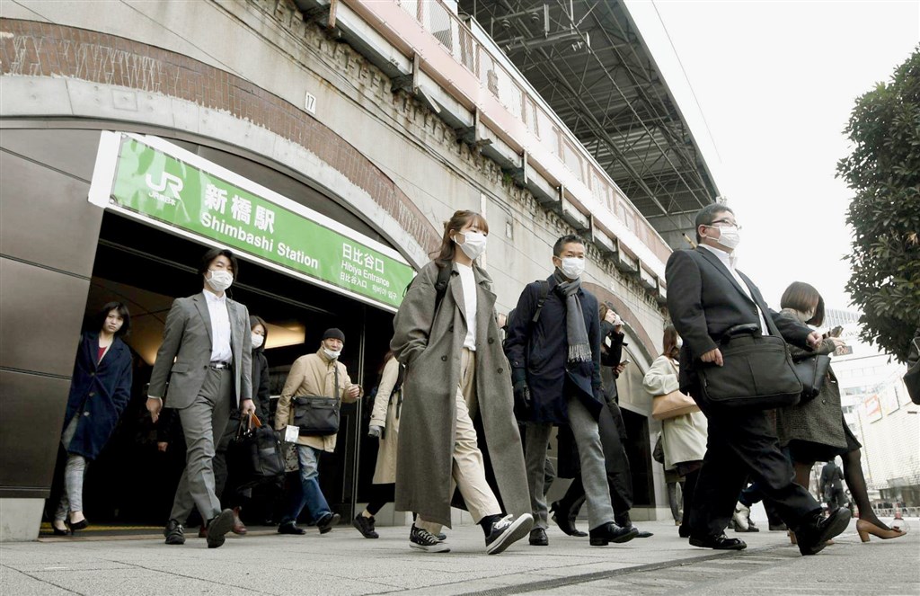 日本境內到30日凌晨為止,總計共有2605人武漢肺炎確診。東京都是疫情最嚴重的地區,至今已有430例。圖為日本通勤族戴口罩防疫。(共同社提供)