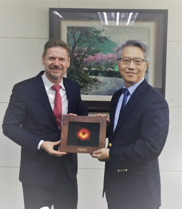 中研院30日證實,院長廖俊智(右)27日已與加拿大駐台北貿易辦事處處長芮喬丹會面,並討論合作抗疫。(圖取自facebook.com/CANADATPE)