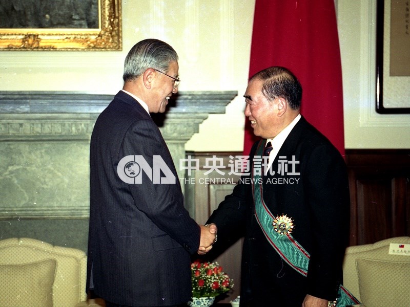 隨著前行政院長郝柏村(右)的逝世,他和前總統李登輝(左)的恩怨情仇也畫下句點。圖為1993年2月26日,李登輝在總統府以大綬一等卿雲勳章頒授給當時將卸下行政院長一職的郝柏村。(中央社檔案照片)