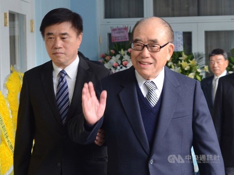 前行政院長郝柏村(前右)30日在三軍總醫院辭世,享嵩壽101歲;郝柏村兒子郝龍斌聲明(左)表示,近日武漢肺炎疫情嚴峻,暫時婉謝各界弔唁。(中央社檔案照片)