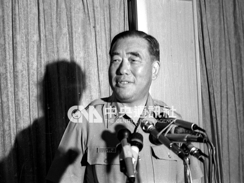 前行政院長郝柏村打過八年抗戰、八二三砲戰,是在位最久的參謀總長。圖為1979年,時任陸軍總司令郝柏村在八二三砲戰勝利21週年前夕發表談話。(中央社檔案照片)