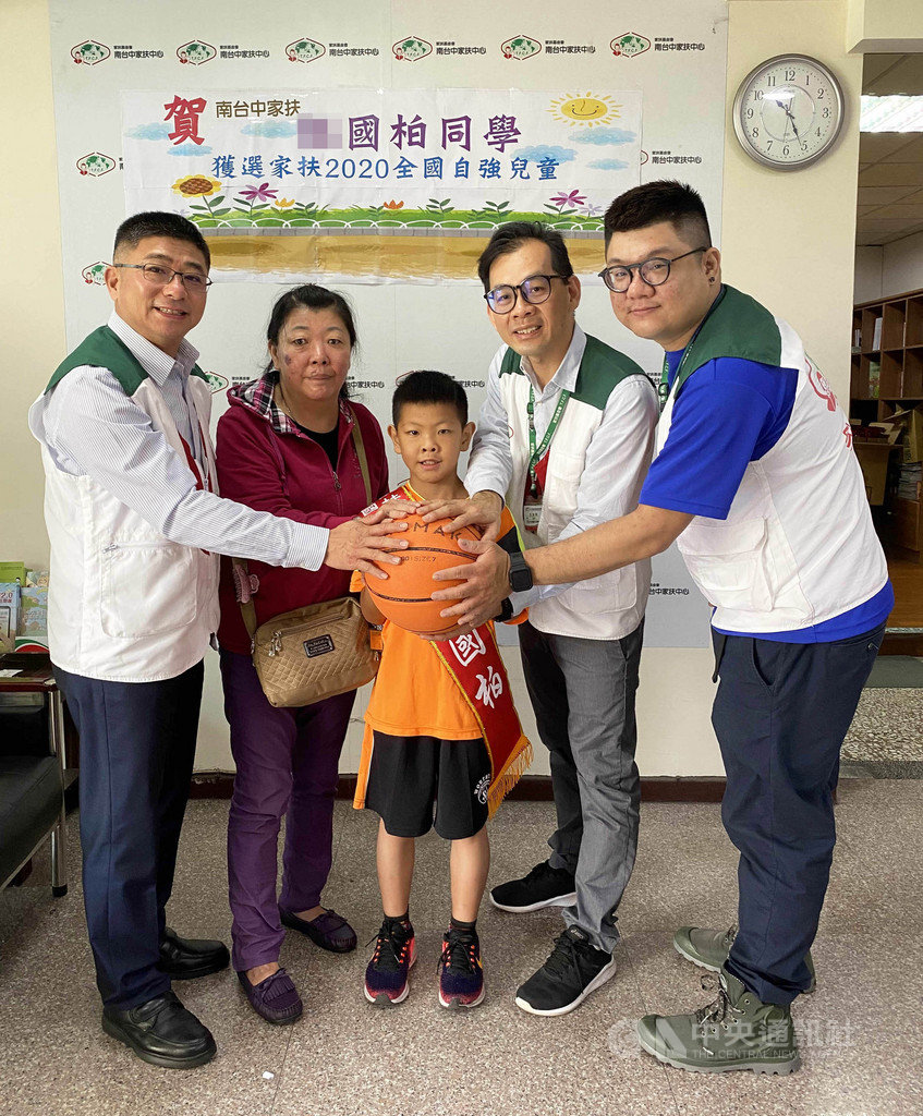 目前就讀國小5年級的單親兒國柏(中),天生只有一顆腎臟,先天生理功能雖不足,但仍挑戰自我參加籃球校隊,還要照顧行動不便的媽媽,獲頒家扶全國自強兒童殊榮。(南台中家扶中心提供)中央社記者郝雪卿傳真 109年3月30日