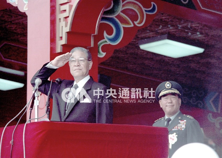 從參謀總長當到行政院長的郝柏村(右),縱橫政軍的傳奇一生宛如一部近代史,30日以101歲高壽辭世,他和前總統李登輝的恩怨情仇,也畫下句點。圖為1988年中華民國國慶,時任總統李登輝主持,向三軍受校部隊答禮,時任參謀總長郝柏村也出席。(中央社檔案照片)