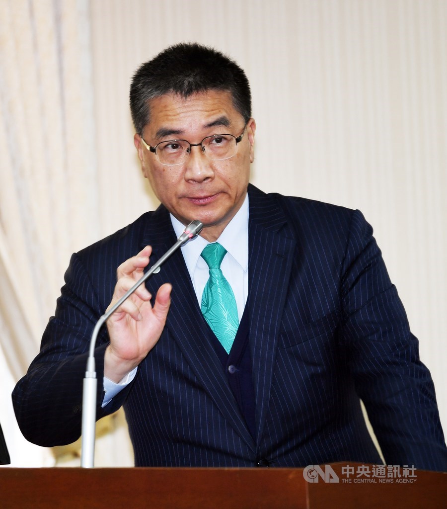 內政部日前依偽造文書罪函送警政署長陳家欽。內政部長徐國勇(圖)30日在立法院內政委員會表示,這是內政部政風處上簽的案件,「我們都尊重法律」。中央社記者施宗暉攝 109年3月30日