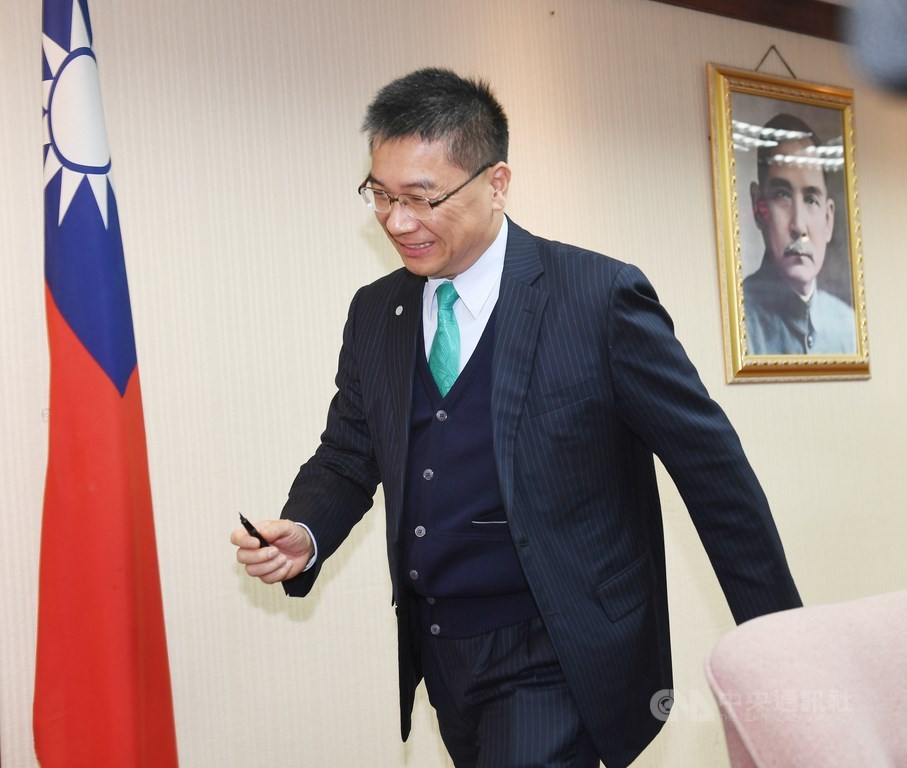 內政部長徐國勇30日赴立法院內政委員會備詢,進入會議室後,面對媒體追問未做回應。中央社記者施宗暉攝 109年3月30日