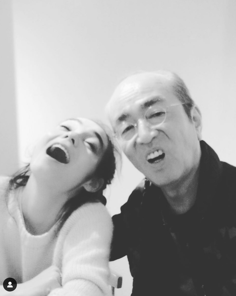 日本藝人志村健(右)29日因武漢肺炎病逝,享壽70歲。總統蔡英文30日透過推特以日文貼文「謝謝志村健帶給我們許多歡笑,衷心為您哀悼祈福」。(圖取自志村健IG網頁)