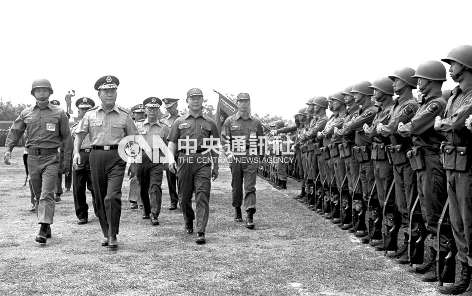 郝柏村(左2)是國軍史上在位最久的參謀總長,曾是一代軍事強人。圖為郝柏村擔任參謀總長時,曾到苗栗陸軍基地檢閱「同心二號」動員演習部隊。(中央社檔案照片)