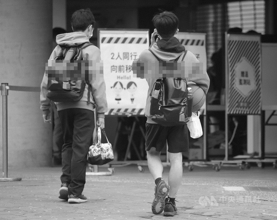 北部一所高中有2名以上學生確診2019冠狀病毒疾病(COVID-19,武漢肺炎),全校13日至27日停課,30日復課,一早學生魚貫步入校園。中央社記者裴禛攝 109年3月30日