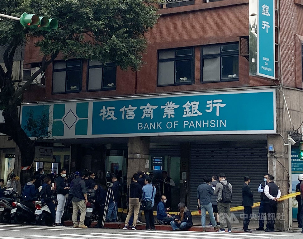 台北市中山區板信銀行30日上午發生搶案,歹徒戴口罩、著黑衣且持M16改造長槍行搶,過程中射傷一名男保全大腿,得手約新台幣80萬元後逃逸。中央社記者黃麗芸攝 109年3月30日