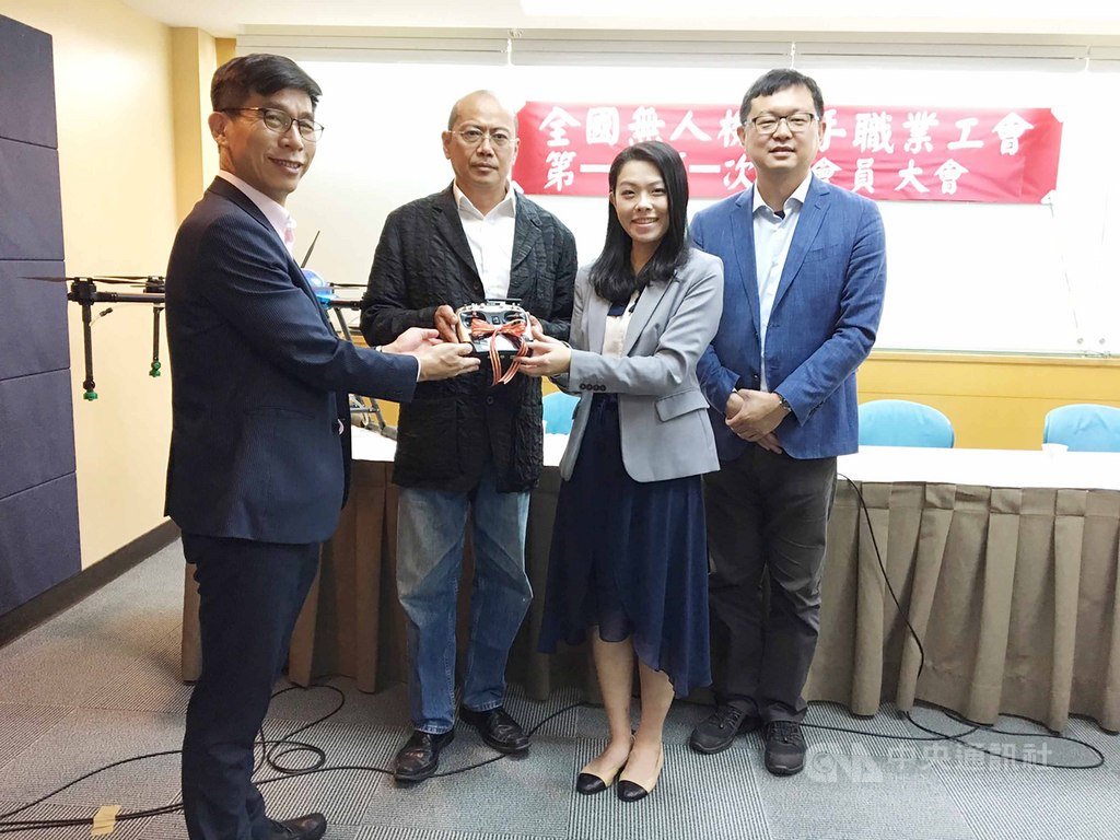 全國無人機飛手職業工會31日正式成立,工會籌備會主任委員李退之(右)、工會理事長游士賢(左2),與民進黨立委鍾佳濱(左)、台灣民眾黨立委高虹安(左3)合影。(全國無人機飛手職業工會提供)中央社記者王揚宇傳真 109年3月31日