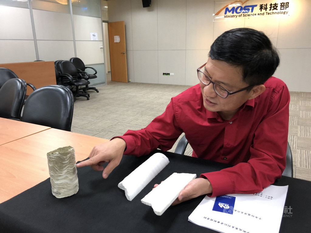 台大地質系國家講座教授沈川洲以台灣採集的珊瑚化石(左)解釋,珊瑚每年長0.5到2公分,台灣提供的「鈾釷定年技術」,測量珊瑚年紀,同時透過珊瑚的氧同位素資料,記錄到月解析程度的海水歷史溫度。中央社記者蘇思云攝 109年3月31日