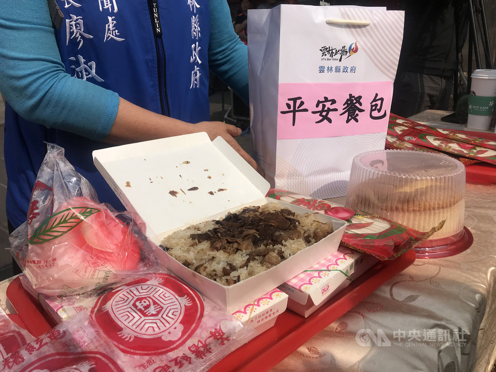 雲林縣多間宮廟多間宮廟代表31日共同呼籲縣內寺廟暫緩遶境和平安宴,雲林縣政府也建議可將平安宴改為平安餐包,兼顧防疫也可以讓信眾吃平安。 中央社記者姜宜菁攝 109年3月31日