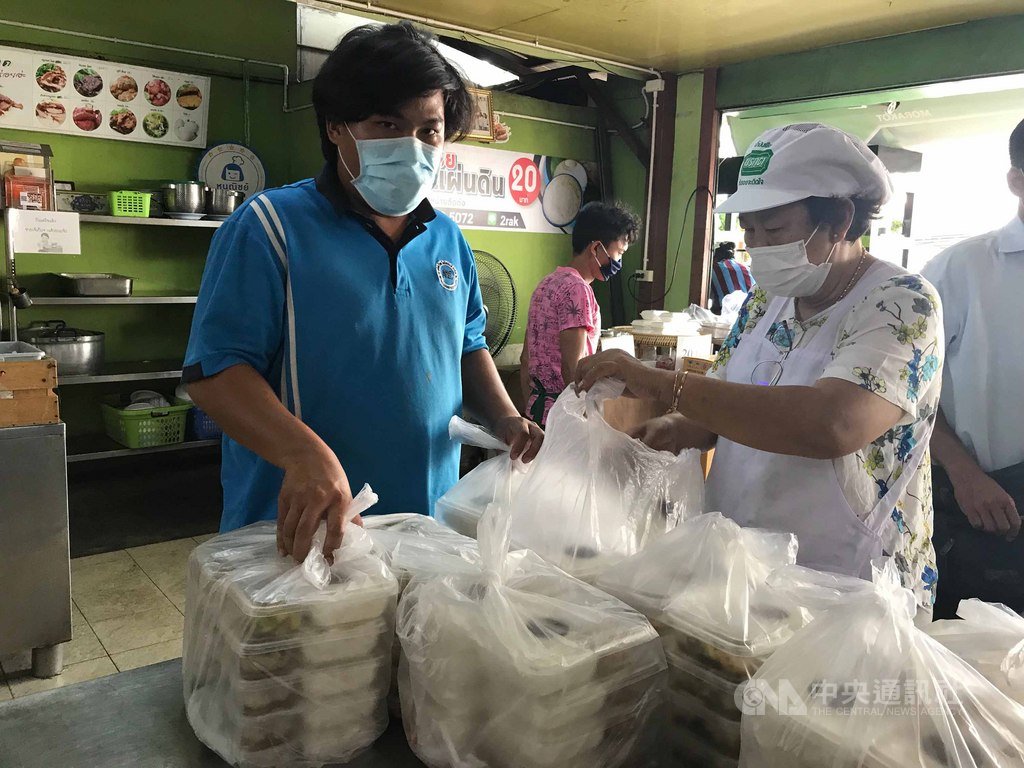 泰國疫情延燒,曼谷忠姐燒肉店每天做上千個免費便當送給醫院,老闆娘忠齋(右)希望盡一己之力回饋醫護人員。中央社記者呂欣憓曼谷攝 109年3月31日