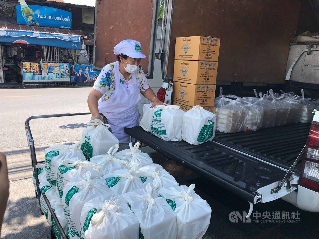 泰國疫情延燒,忠姐燒肉店每天做上千個免費便當送給醫院,表達對醫護人員的支持,圖為老闆娘忠齋把便當搬上貨車。中央社記者呂欣憓曼谷攝 109年3月31日