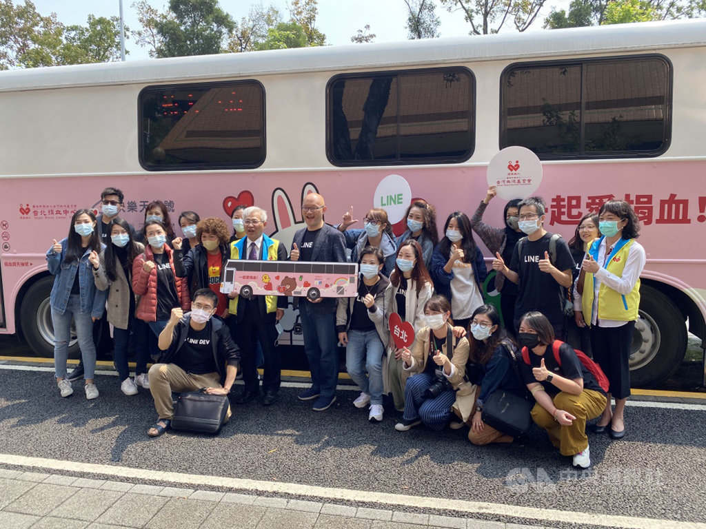 通訊軟體LINE與台灣血液基金會攜手打造全球首發的5輛LINE FRIENDS主題限定捐血車,31日起陸續上路,希望帶動年輕人對捐血議題的支持和參與。中央社記者吳家豪攝 109年3月31日