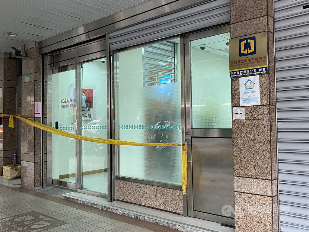 台北市板信商業銀行大直分行30日驚傳搶案,歹徒得手約新台幣80萬元後逃逸,警方全力追緝,31日下午在桃園市龍潭區將涉案陳姓男子逮捕,並起獲部分贓款與一把改造槍。中央社記者黃麗芸攝 109年3月31日