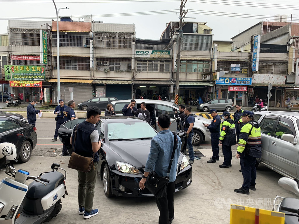 涉嫌犯下台北市板信銀行大直分行搶案的54歲陳男,31日下午前往桃園市龍潭區一家超商購物,遭警方荷槍實彈逮捕。(民眾提供)中央社記者吳睿騏桃園傳真 109年3月31日