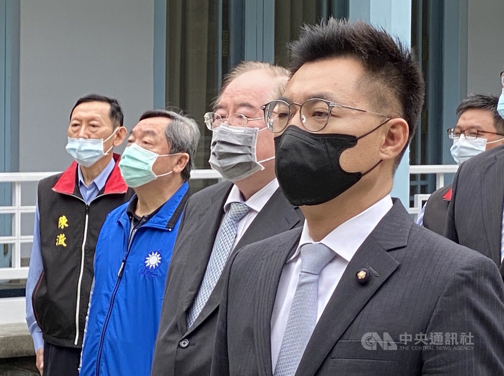 中國國民黨主席江啟臣(前右)31日首度以黨主席的身分率眾前往桃園慈湖謁陵,受到2019冠狀病毒疾病(COVID-19,武漢肺炎)疫情影響,與會者均戴上口罩。中央社記者邱俊欽桃園攝 109年3月31日
