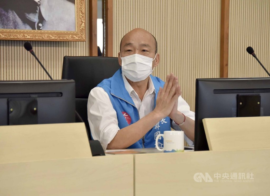2019冠狀病毒疾病(COVID-19,武漢肺炎)疫情延燒,高雄市長韓國瑜(圖)31日戴著口罩,在鳳山行政中心主持市政會議。中央社記者董俊志攝 109年3月31日