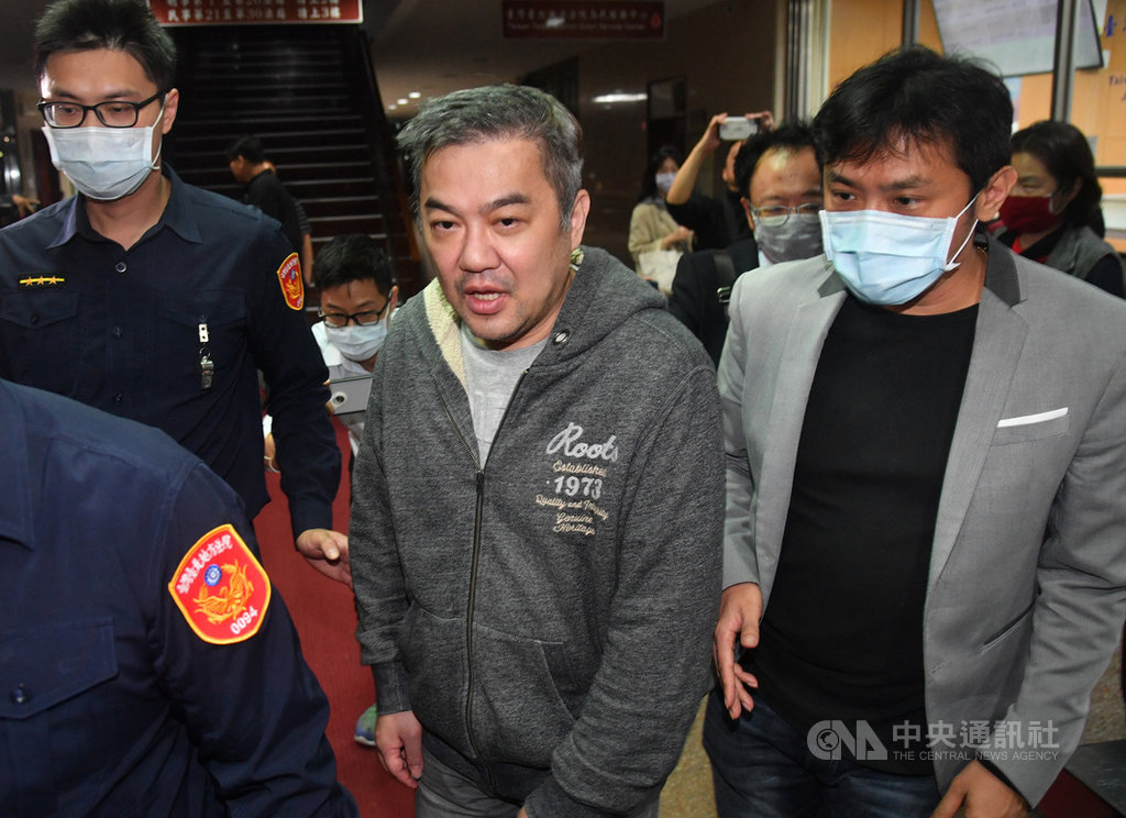 台北地檢署偵辦遠航案,30日聲押遠航董事長張綱維(中),台北地院31日晚間裁定以新台幣800萬元交保,在友人協助籌措款項下,張綱維順利離開法院。中央社記者林俊耀攝 109年3月31日