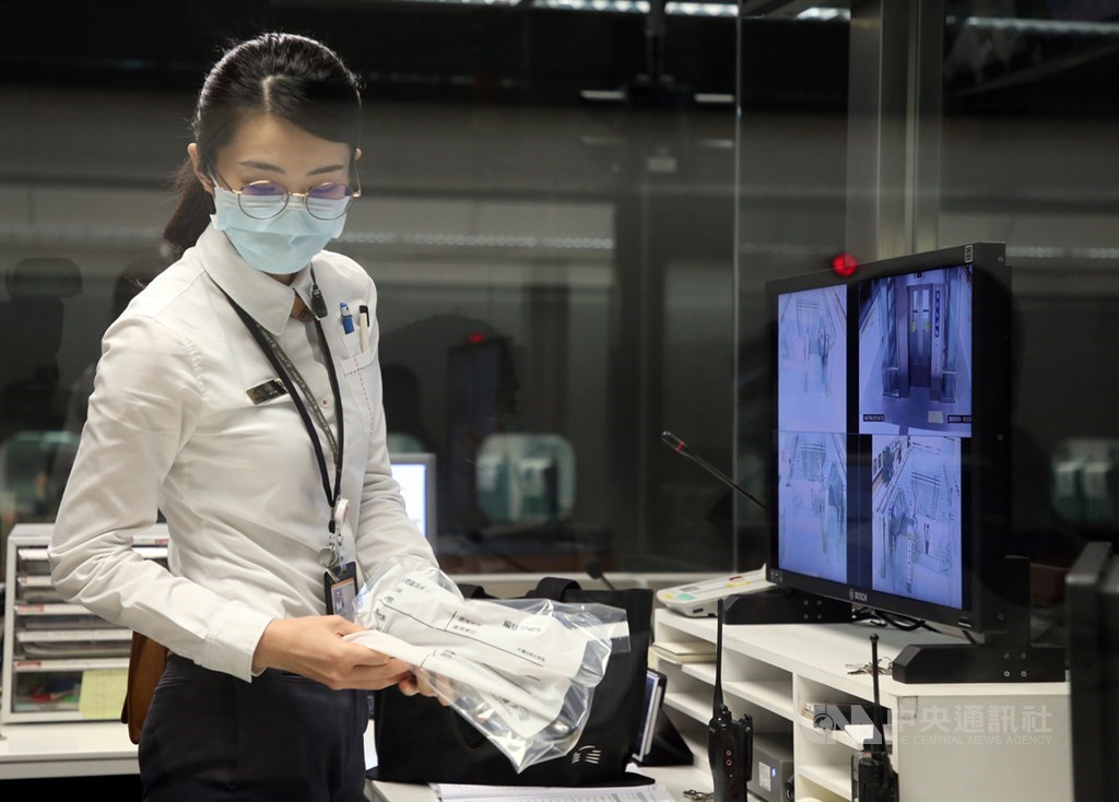 台灣高鐵配合政府政策實施各項防疫措施,站務人員全面依照「防疫班表」分組上班,各組不得調換班,交接班時也全程避免接觸,以降低交叉感染風險。中央社記者鄭傑文攝 109年3月31日