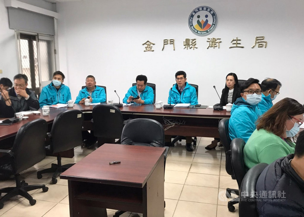 中央流行疫情指揮中心31日下午召開嚴重特殊傳染性肺炎中央流行疫情指揮中心第19次會議,金門縣副縣長黃怡凱(後右2)率相關局處代表在衛生局一樓會議室視訊與會。(金門縣政府提供)中央社記者黃慧敏傳真 109年3月31日