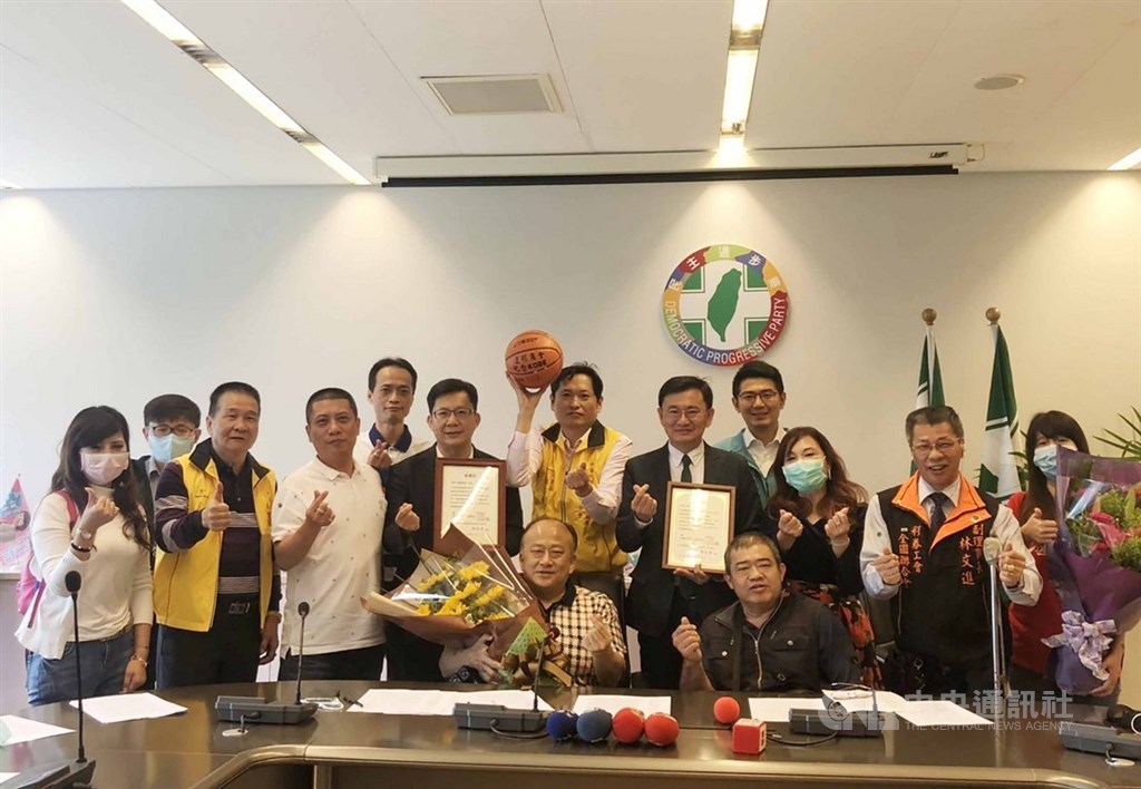 受到2019冠狀病毒疾病(COVID-19,武漢肺炎)疫情衝擊,許多體育賽事取消或延期,為搶救運動產業,體育署規劃運動產業紓困振興方案,中華民國運動彩券經銷商商業同業公會召集五大彩券團體31日舉行記者會,感謝民進黨籍立委黃國書(立者右5)、張廖萬堅(立者左6)等人協助爭取。中央社記者趙麗妍攝 109年3月31日