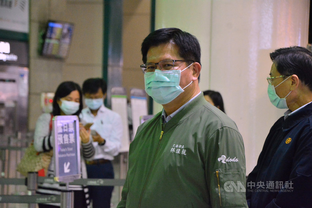 交通部長林佳龍(前)31日晚上視察台鐵與高鐵板橋站後表示,觀光局高層主管假公濟私造成防疫破口,有明顯疏失,檢討後已予以調職與降級究責。中央社記者黃旭昇新北攝 109年3月31日