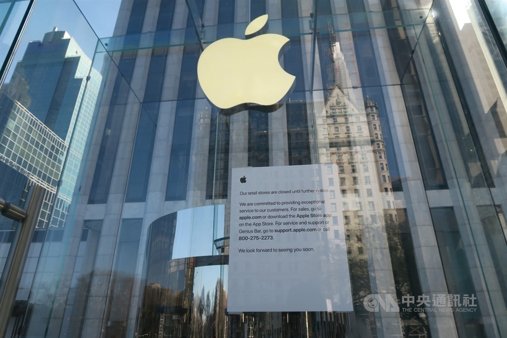 武漢肺炎疫情蔓延,蘋果公司決定大中華區以外直營店無限期停業。圖為曼哈頓第五大道蘋果直營店外張貼停業公告。中央社記者尹俊傑紐約攝 109年3月19日