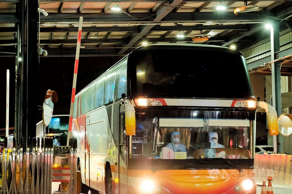 214名旅客在31日凌晨0時5分許,分別搭乘多輛遊覽車離開桃園機場,經過多日長途跋涉,有的旅客在遊覽車上閉目養神,也有旅客一臉疲憊的發呆,不過小朋友們則是精神抖擻的看著車窗外。中央社記者吳睿騏桃園機場攝 109年3月31日