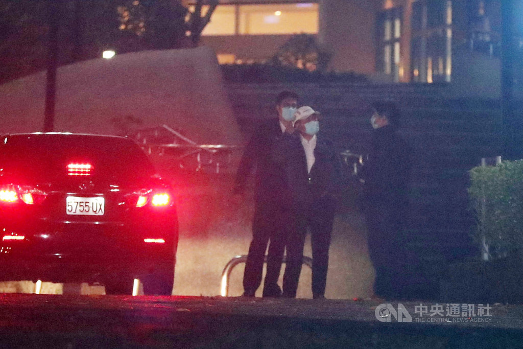 第2架湖北類包機30日晚間抵台,衛福部長陳時中(中)31日凌晨前往隔離檢疫所探視隔離民眾。中央社記者張皓安攝 109年3月31日