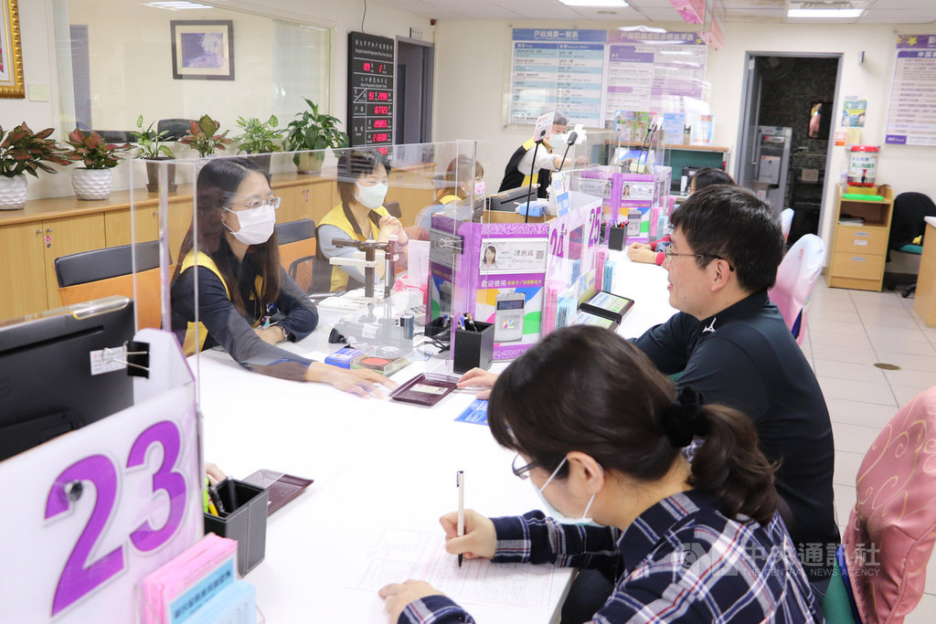 新北市民政局因應武漢肺炎疫情,特別趕在5月報稅季到來前,在各戶政事務所洽公櫃台增設透明壓克力擋板,降低飛沫傳染風險。(新北市民政局提供) 中央社記者葉臻傳真 109年3月31日