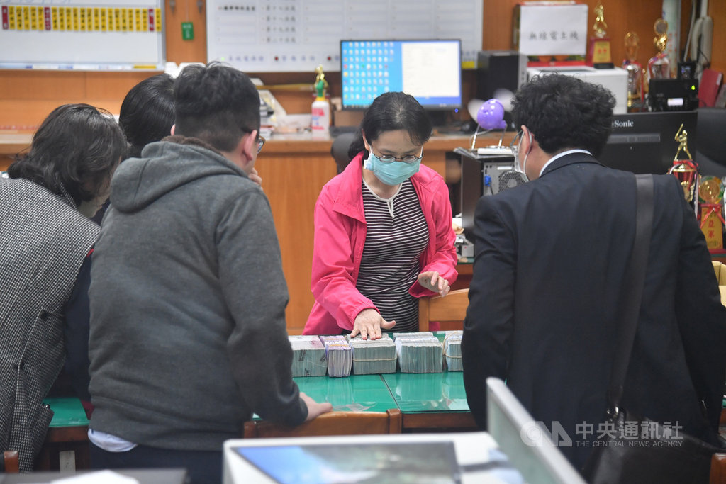台北地檢署偵辦遠航案,檢方向台北地方法院聲押遠航董事長張綱維,法院31日裁定新台幣800萬元交保,晚間銀行人員清點金額確認無誤後,張綱維順利交保。中央社記者林俊耀攝 109年3月31日