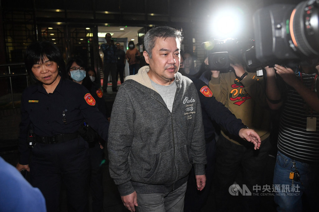 台北地檢署偵辦遠航案,檢方向台北地方法院聲押遠航董事長張綱維(中),法院31日裁定以新台幣800萬元交保,晚間確認交保金並完成相關程序後,張綱維步出法院。中央社記者林俊耀攝 109年3月31日