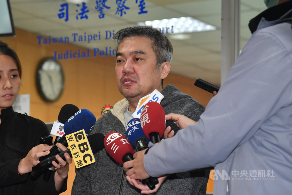 台北地檢署偵辦遠航案,法院31日裁定遠航董事長張綱維(中)以新台幣800萬元交保,張綱維晚間離開法院前,接受媒體聯訪。中央社記者林俊耀攝 109年3月31日