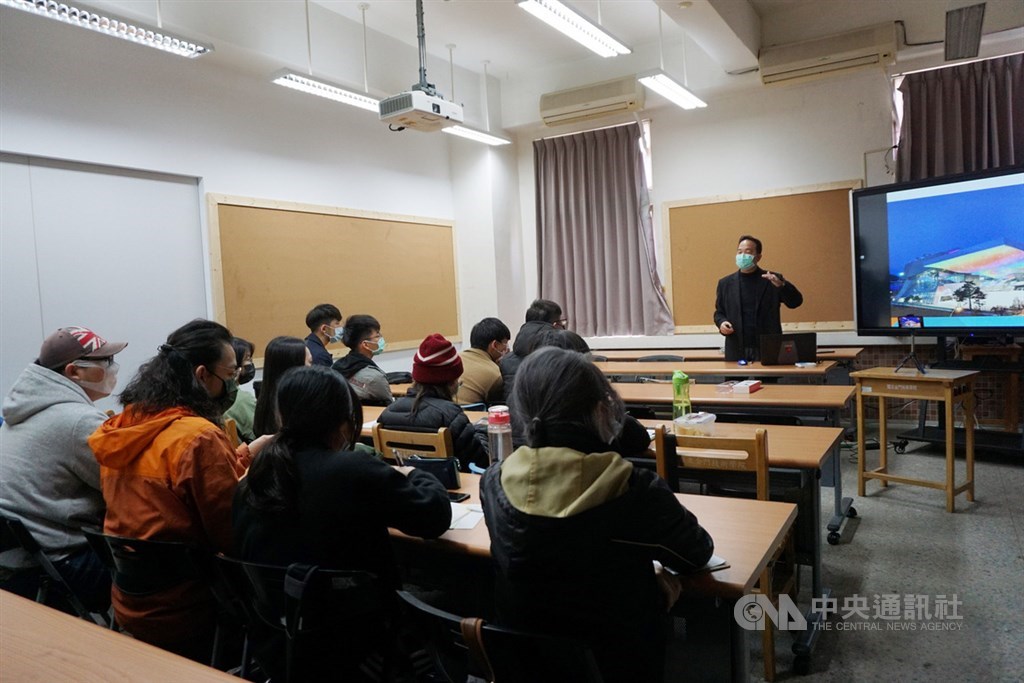 因應武漢肺炎疫情,教育部31日要求大專校院100人以上的課程,必須立即調整授課方式,全面配戴口罩或分班上課。圖為國立金門大學授課情形。(中央社檔案照片)