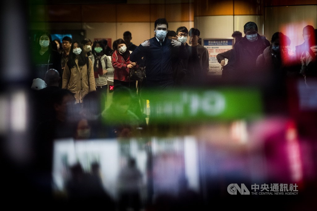 交通部長林佳龍3月31日表示,民眾從4月1日起搭乘任何大眾運輸工具都要戴口罩才能上車,希望大家配合,不要有防疫缺口。(中央社檔案照片)