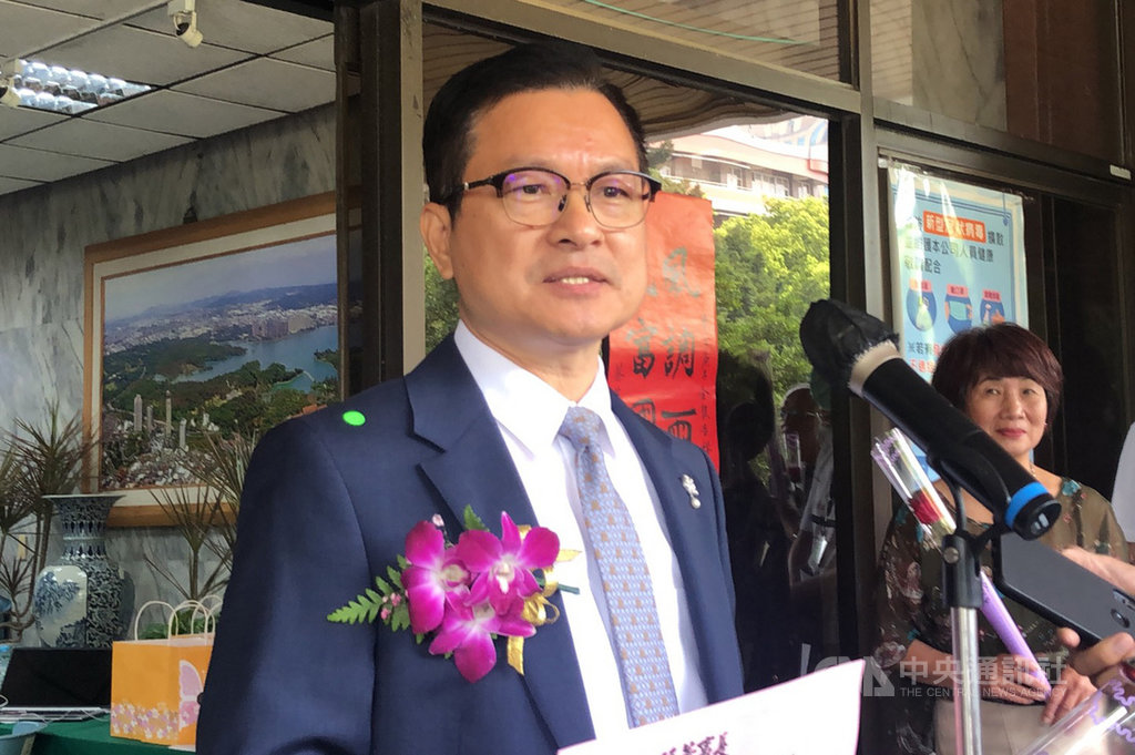台灣自來水公司31日舉辦新、卸任董事長交接,卸任董事長魏明谷(中)針對未來是否再戰彰化縣長受訪表示,現階段要先陪家人。中央社記者趙麗妍攝 109年3月31日