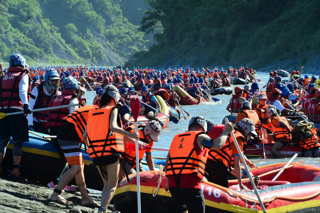 交通部觀光局東部海岸國家風景區管理處主辦的秀姑巒溪國際泛舟鐵人三項競賽原定6月14日舉行,受武漢肺炎疫情影響,今年決定停辦賽事。圖為往年賽事情形。中央社記者李先鳳攝 109年3月31日