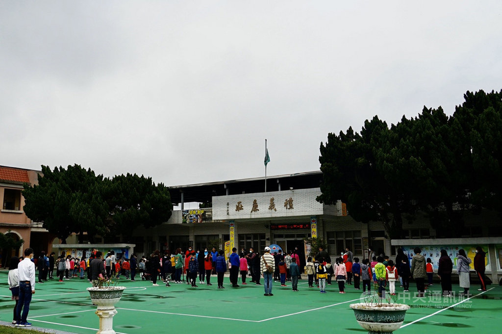 前行政院長郝柏村30日下午逝世,享嵩壽101歲,金門縣金湖鎮柏村國小31日降半旗並舉行「紀念郝爺爺追思會」,全體師生默哀並合唱第一代校歌,追思郝柏村。(柏村國小提供)中央社記者黃慧敏傳真 109年3月31日