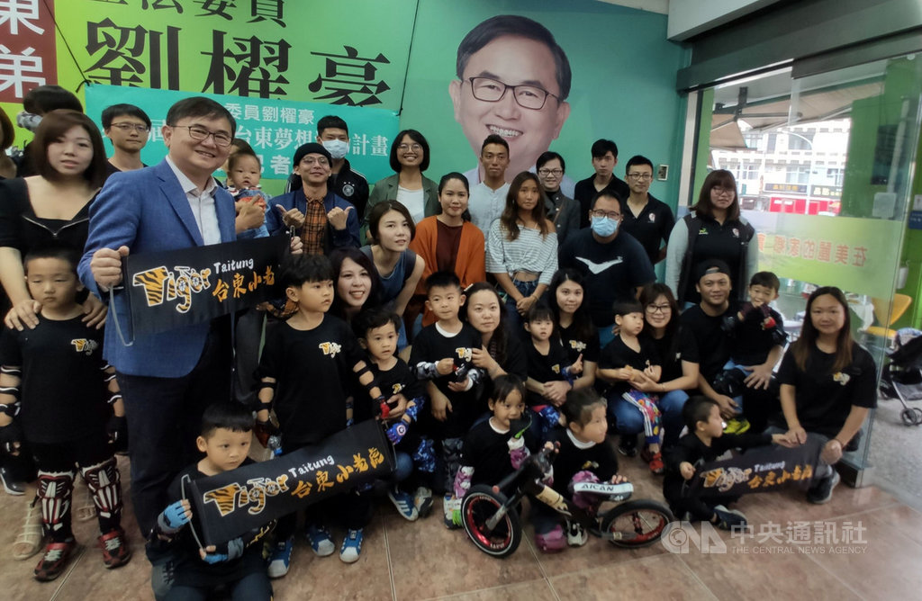 民進黨立委劉櫂豪(左,西裝者)鼓勵台東年輕人勇敢追夢,舉辦第6屆愛台東夢想資助計畫,31日舉行頒獎,從44組報名參賽者中決選出8組得獎者,再加碼2組增額獎助名額,總獎助金從新台幣35萬提升至40萬。中央社記者盧太城台東攝 109年3月31日