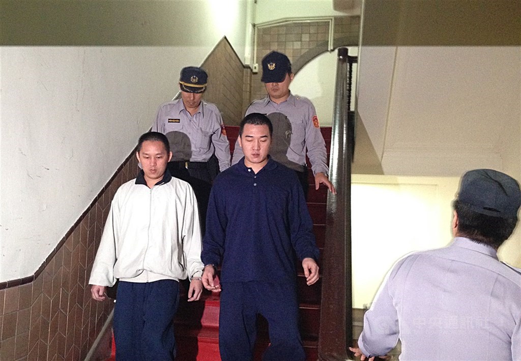 男子沈文賓(前左)為覓尋妻子下落,夥同胞弟沈文夏(前中)擄走妻舅的潘姓女友、潘女呂姓友人後溺斃棄屍。高法院31日駁回上訴,沈文賓判處死刑定讞。(中央社檔案照片)